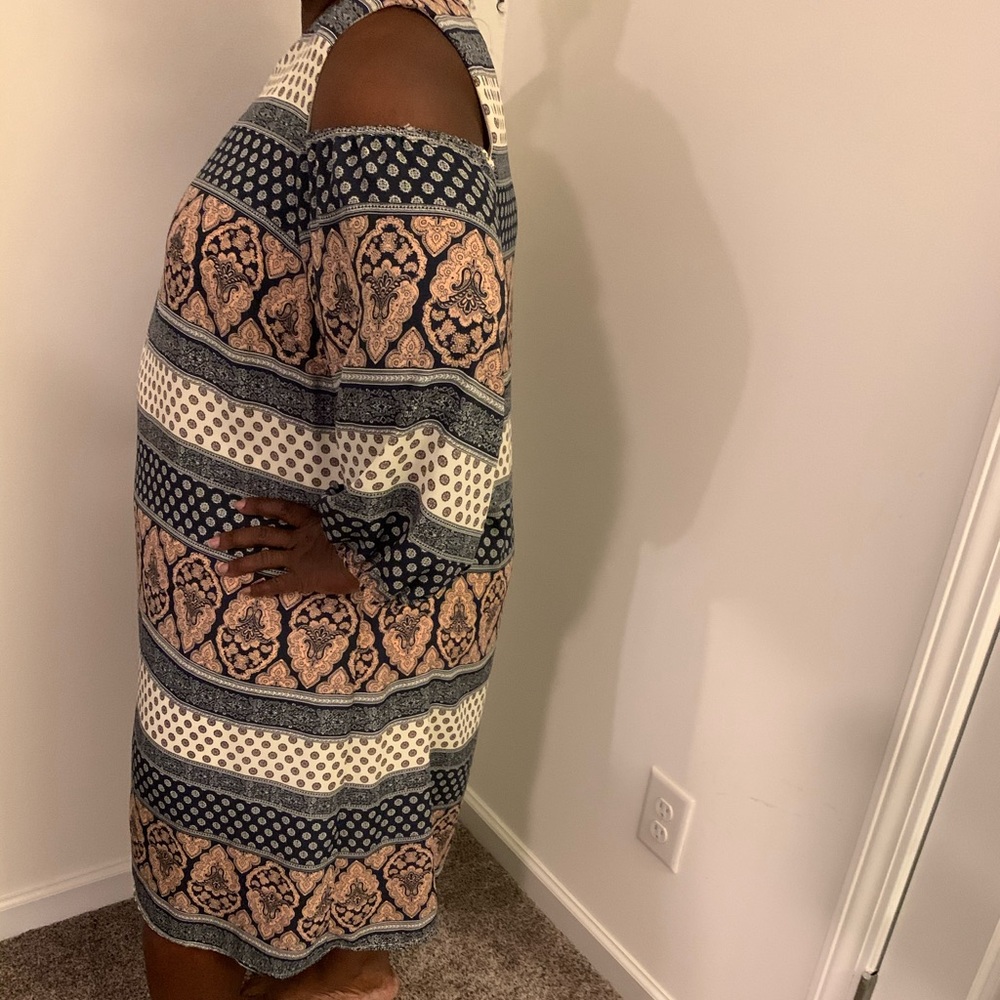 Stripped cold shoulder dress - Picture 2 of 7